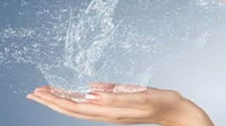 Spray from the hands of the hands placed under water
